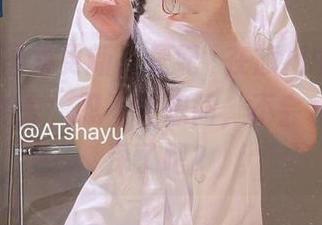 AT鲨的图集更新，是妃咲在旗袍中就像鱼儿游来游去，忍不住想问，不会水变得太深了吧？