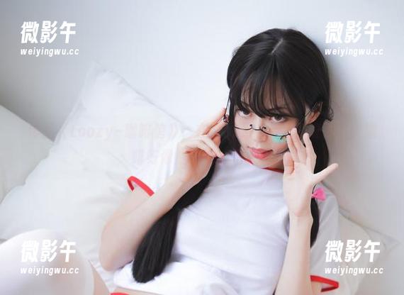 作品《Loozy–咖啡馆》，在Mozzi(모찌)的镜头下，咖啡好像成了她的情人？