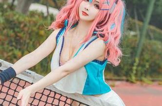 哦，Rioko凉凉子的私拍图集里那边的蒂法littlebee，忽然就让我想到了小时最爱的小蜜蜂玩具.