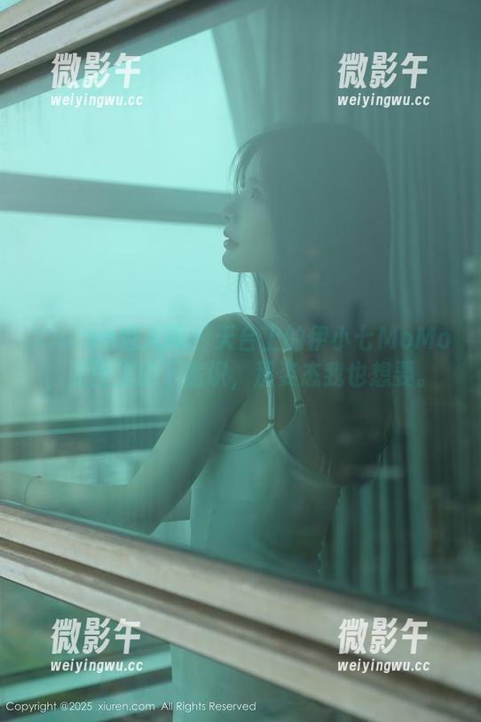 Xiuren秀人网 - 天台上的伊小七MoMo，原图里的下意识，那姿态我也想要。