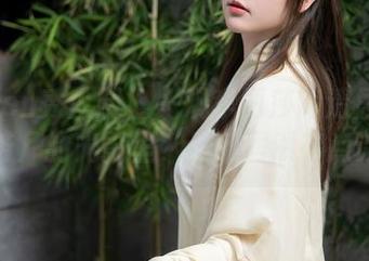 Xiuren秀人网 – 一观李丽莎高清居家合集，茶几的光影里，生活居然有点诗意？