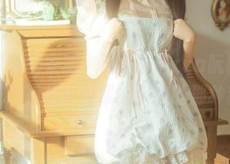 穿上可爱的衣服，双马尾的rua阮阮，套图里让我想起小时候的小我的那种甜蜜。