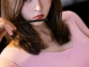 丽柜 – 翻开兔子的金莲精选，每一张都是色彩与情感的微妙连接。
