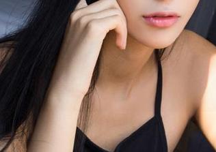 克拉女神 – 死库水合集？菲菲让你重新思考“湿身”这回事。