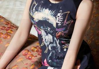 头条女神 – 小小鱼大白的美图畅谈，一堆纸张与白色的曼妙纠缠