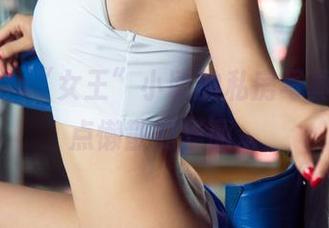 尤果网 – “女王”小欧的私房写真，透着点懒散的华丽。