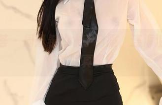 尤蜜荟 – 周妍希的水手制服，连海浪都嫉妒的写真资源