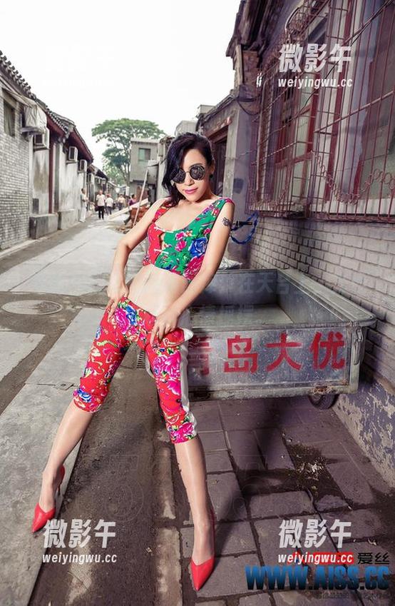 爱丝 - 欣杨的高清图库：在天台上，光线跳跃，心情摇摆。