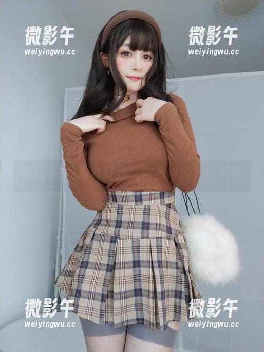 白银81的精致红裙,作品中的光影跳跃 白银81的精致红裙,作品中的光影跳跃