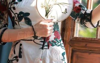 秀人网 – 奶瓶土肥圆的旗袍美图合集——这色调，应该加一小杯咖啡才配得上。