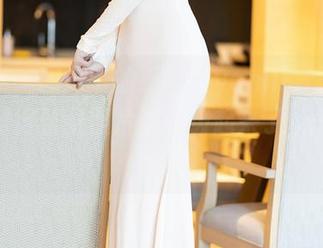 语画界 – 图库中的王馨瑶yanni，黑丝美腿映衬得整张照片都高级起来了，太卷了呀！