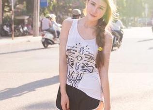 青豆客 – 更新！施忆佳Kitty酱油亮，这画风咋越来越“滑”了。