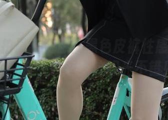 魔镜街拍最新资源：黑色皮裤性感与优雅的融合，哎呦，这眼光不错！